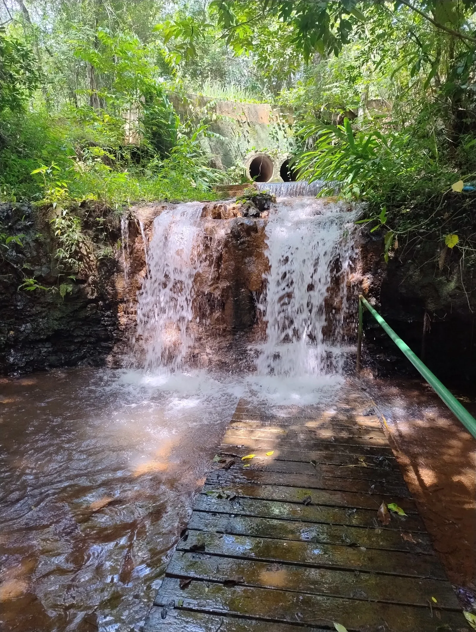 Riacho e cachoeira em meio à mata do rancho