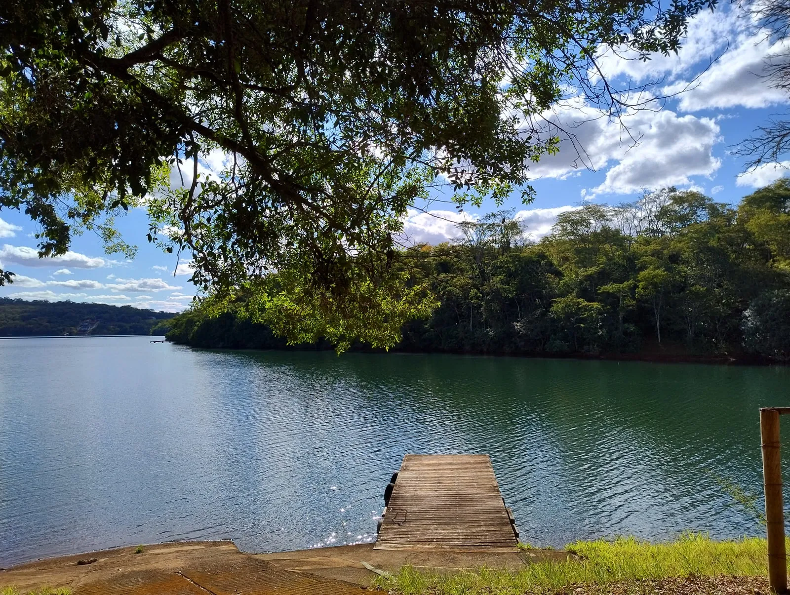 Píer do rancho às margens da Represa de Miranda
