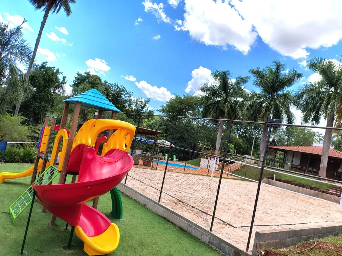 Playground e quadra de areia do rancho em dia de sol